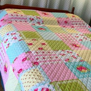 🩵🩷 Floral patchwork twin bed cover. Pretty.
